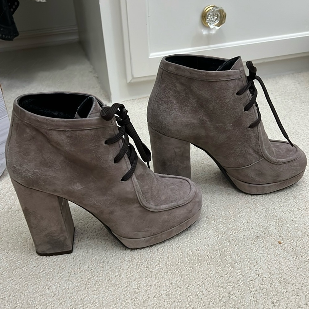 Amanda Gregory grey suede platform Wallaby booties 40/10